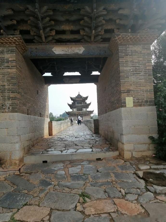 云南旅行建水寻古迹，吃到了心心念念的草芽米线！云南生活