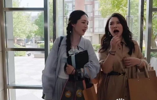 看到郭碧婷那个采访片段真给我整笑了！谢依霖问她是不是经济自由了，结果人家张口就来