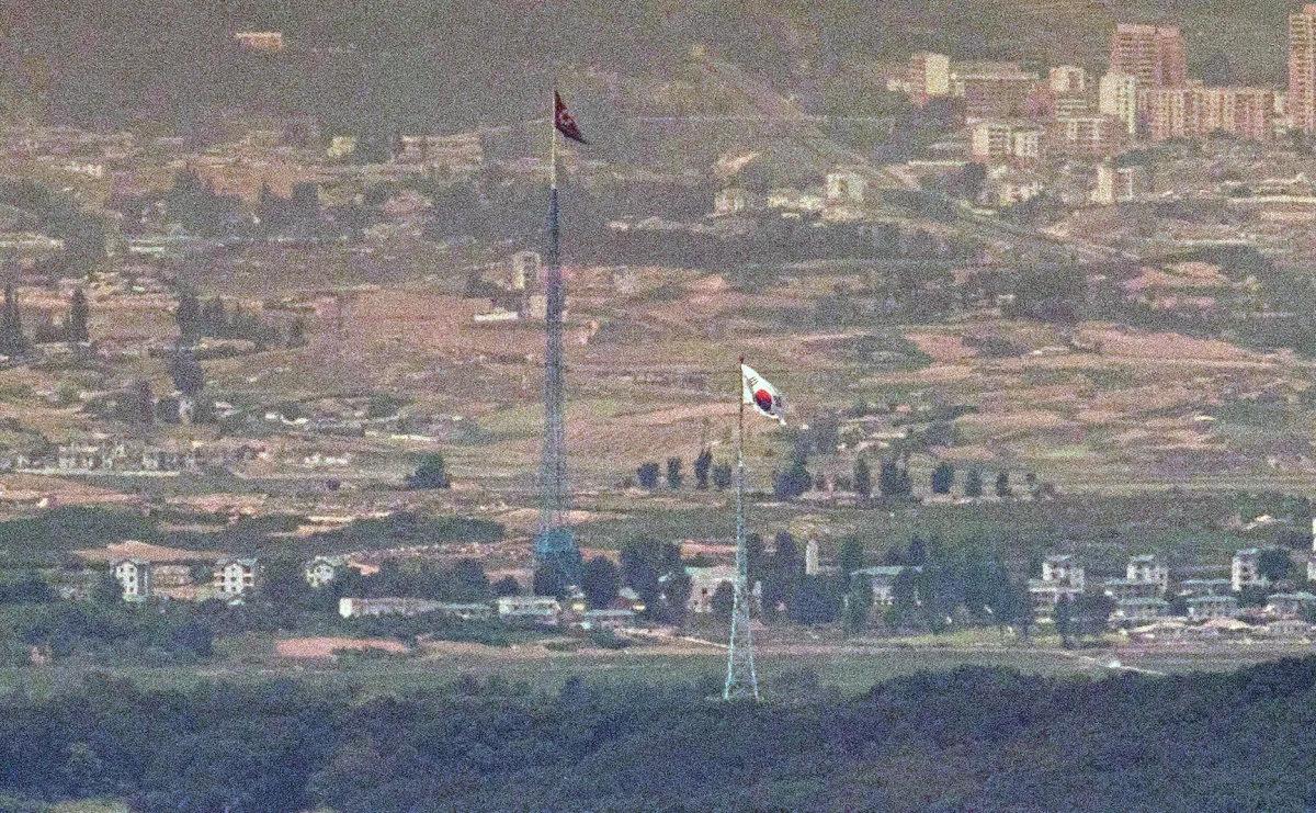 据韩国统一部6号公开的朝鲜新版宪法，朝鲜已正式删除“祖国统一”等表述，并首次加入