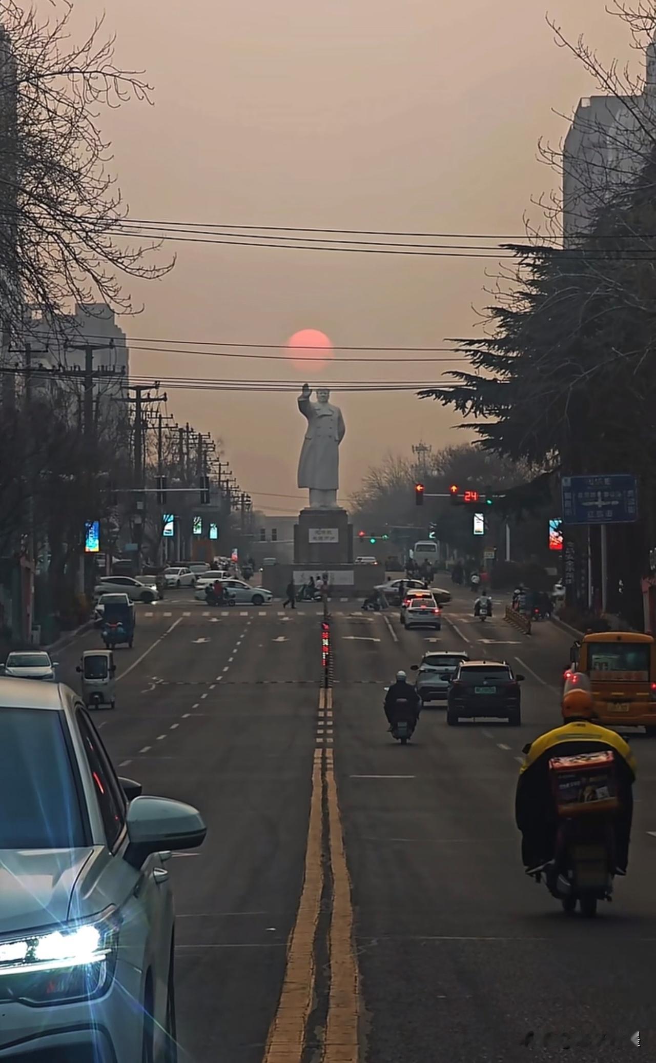 历史不会说话，但这些建筑会：伟大的中国共产党万岁！战无不胜的毛泽东思想万岁！新