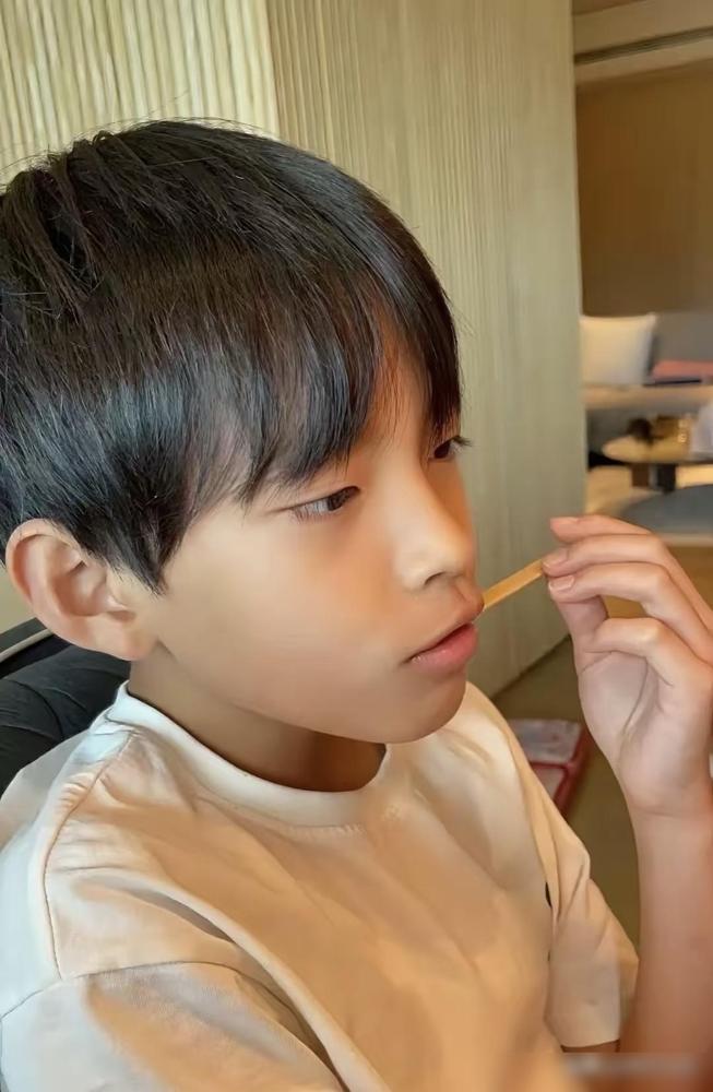 张兰这次玩真的！新孙子刚落地，她却对着全国观众拍胸脯：大S那俩孩子，我照样疼！