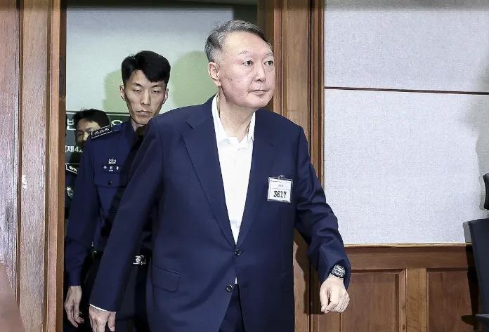 尹锡悦公开走上被告席，头发花白容颜憔悴，还有一笔旧账要算。本周五上午，首尔