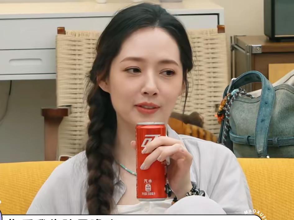 豪门阔太复出搞事业？郭碧婷带三袋伴手礼上综艺，细节里藏着高情商密码！嫁入向家连