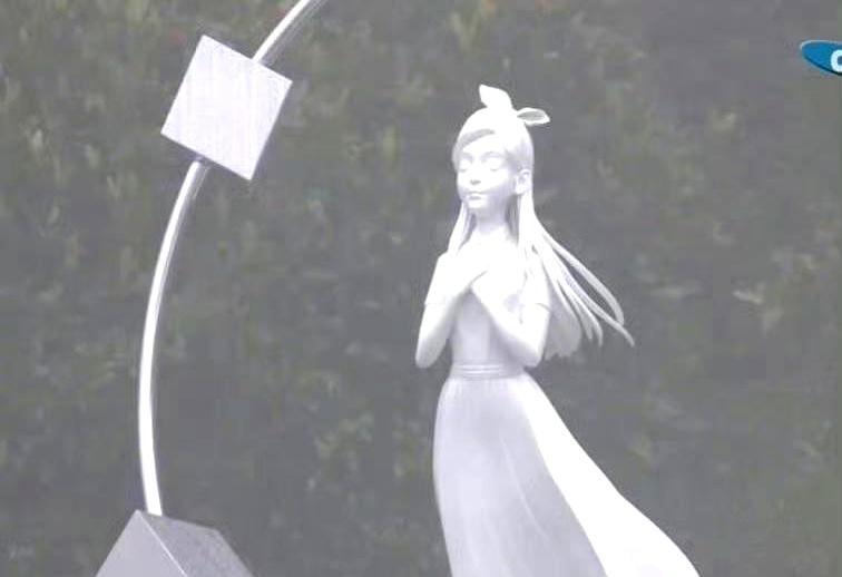 大S墓地少女雕像揭幕，网友炸锅：根本不像！雨下得很大，S妈一把抱住冰冷的雕