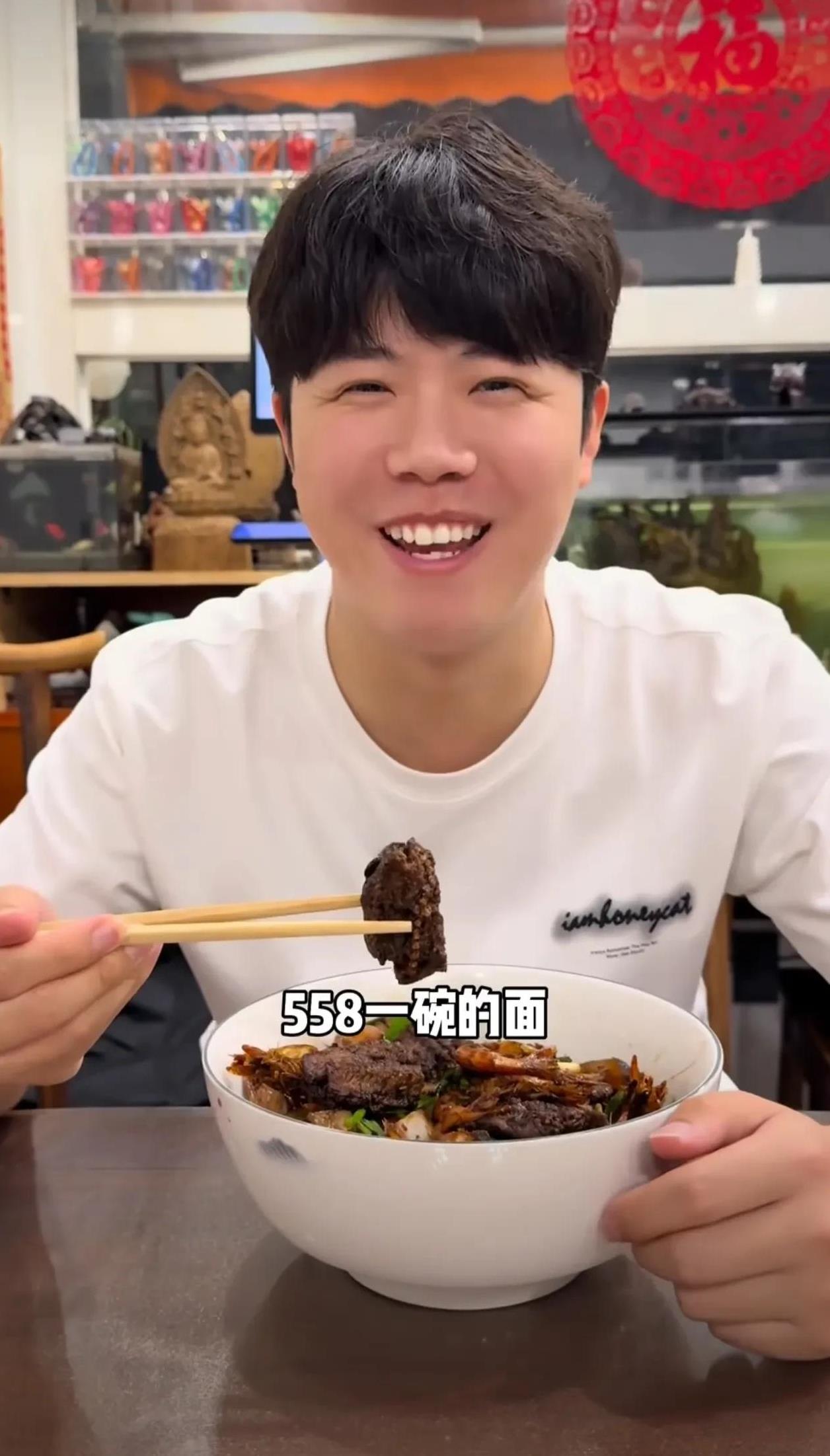 杭州一碗面558元，结账时筷子还要收1块钱？店主回应来了。美食博主“叶来香”拍