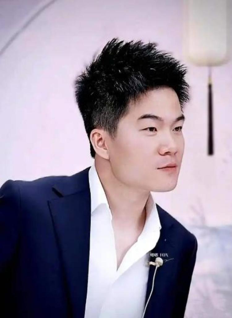 董宇辉被985双料博士表白，一条热评戳破现实董宇辉又上热搜，这次是被26岁