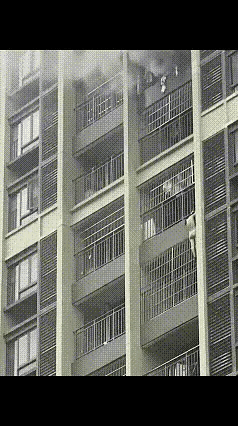 别嘲笑她，生命才是第一！近日，一女子住在小区15楼，早上醒来正在家里洗澡，突