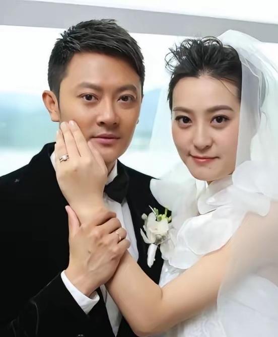 娱乐圈抛出了一枚震碎三观的深水炸弹。演员印小天掏出400万娶回了梦寐以求的“白富