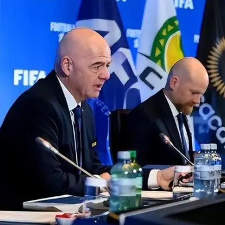 国际足联的秘书长来了，带着谈判团队来了。就是图一中，坐在国际足联主席左手边的