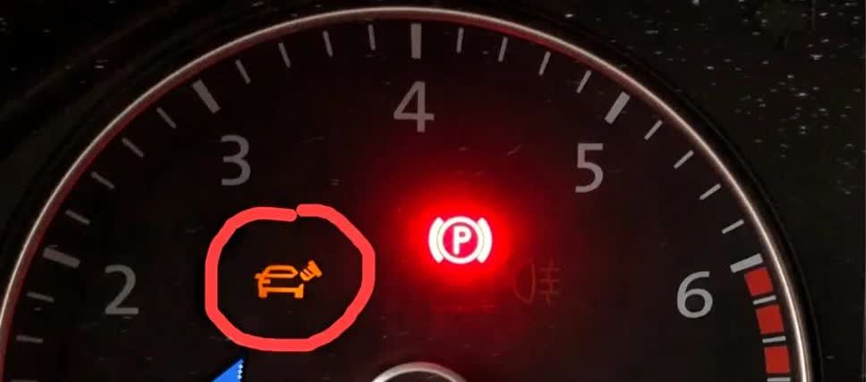 今天开车出去玩结果半路遇到了烦心事。仪表盘突然亮了个没见过的黄灯，吓得我