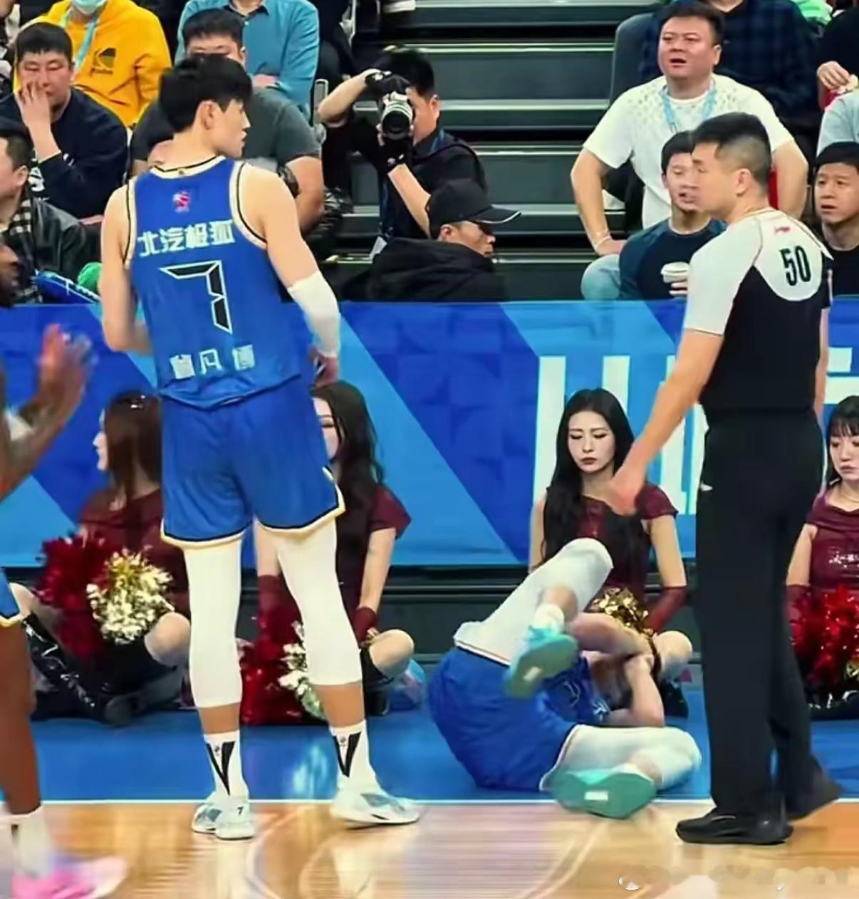 在昨晚北京队跟山西队的比赛中，场上出现了有趣的一幕，雷蒙倒地，本来曾凡博都要把他