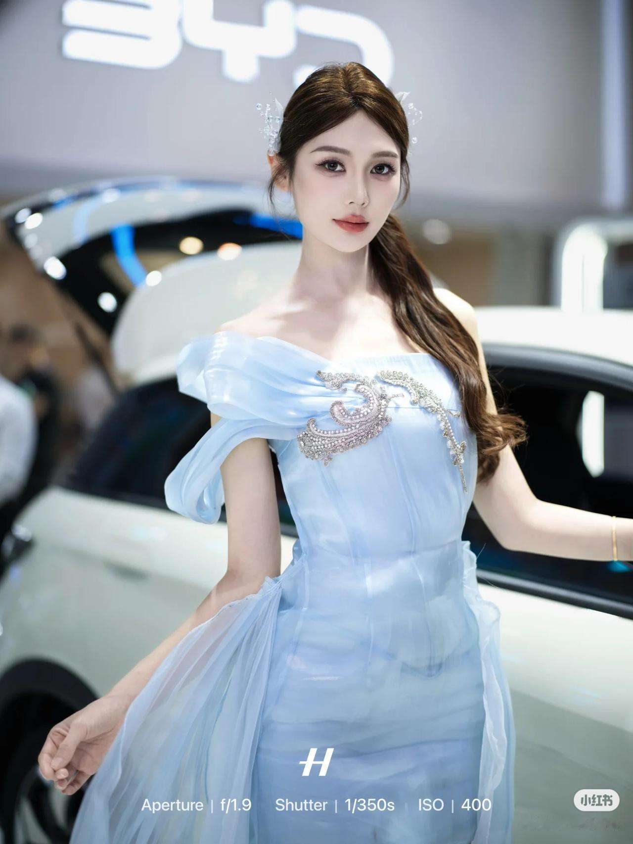 优雅与性感，你会怎么选美女车模穿搭写真