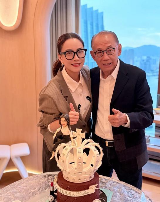 霍汶希晒照庆54岁生日：杨受成夫妇前来庆贺，谢霆锋容祖儿捧蛋糕合影