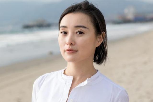 在她面前签下的文件，正是一场典型的“亏损交易”——她出手的是上海松江区标价达12