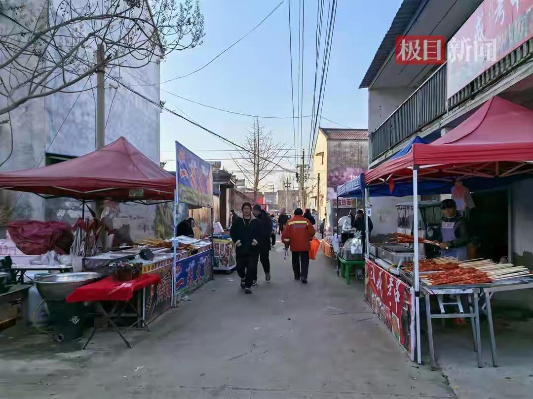 河南商丘吴营村火出圈啦！就因为一幅18米长、8米高的巨型“天安门”墙绘，这原本普