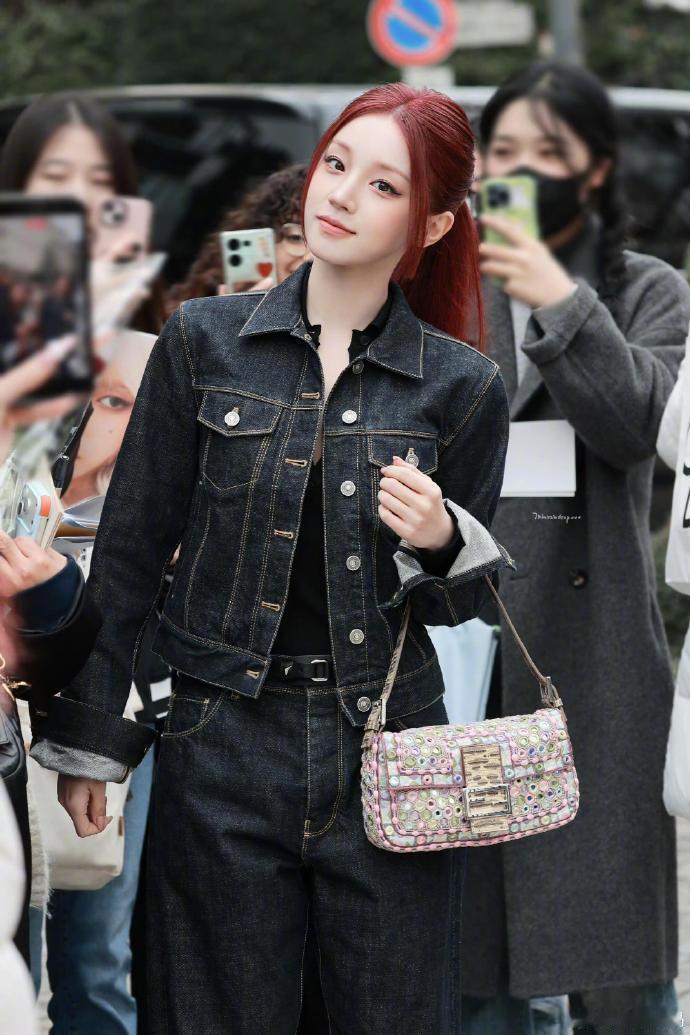 FENDI大秀明星阵容两位艺人风格互补又各自出彩，唐嫣从容大气，宋雨琦灵动时髦