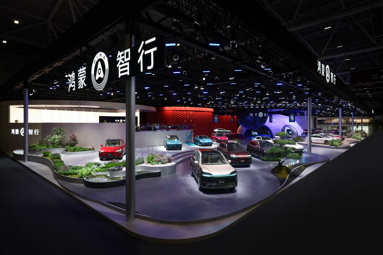 逛完粤港澳车展最大的感受：鸿蒙智行这个独立包馆，不只是排场大，是真的把行业关注度