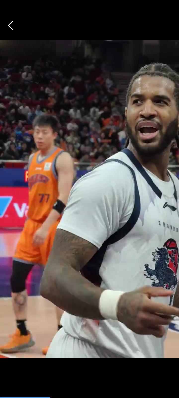 山东外援克里斯给裁委会出难题，他的国骂可能要重罚，上海球迷能参照宏远的待遇吗？