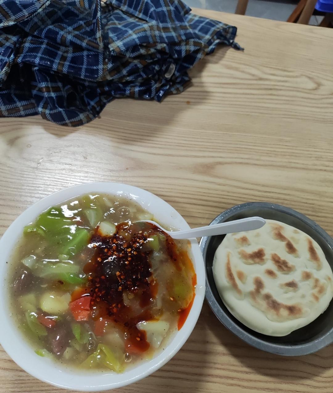 大家帮我看这碗胡辣汤正宗不？🥲早上起床晚了，赶时间就在单位楼下吃了一碗