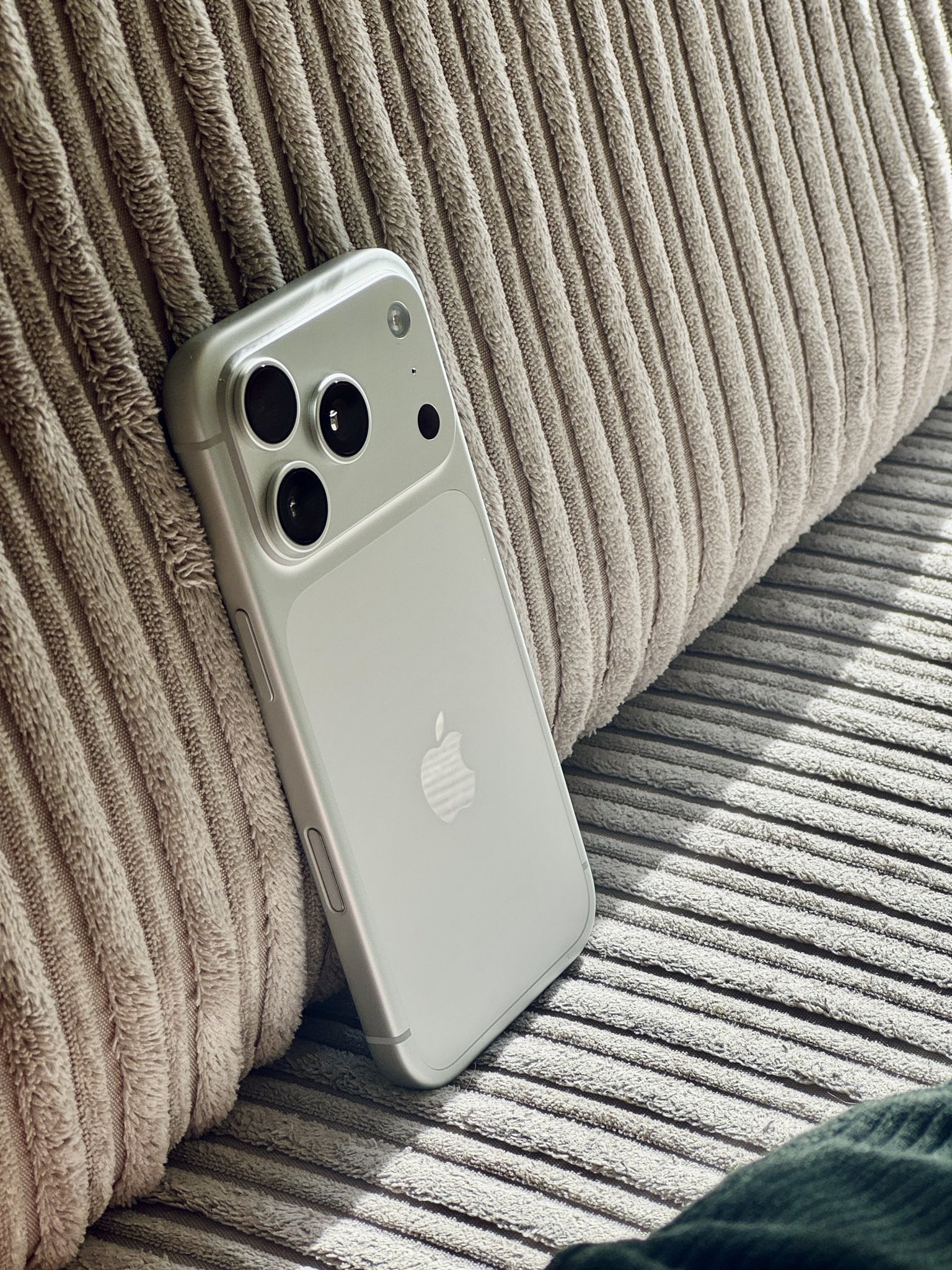 刚亲戚问是买iPhoneAir还是iPhone17。我直接推荐她买17了，