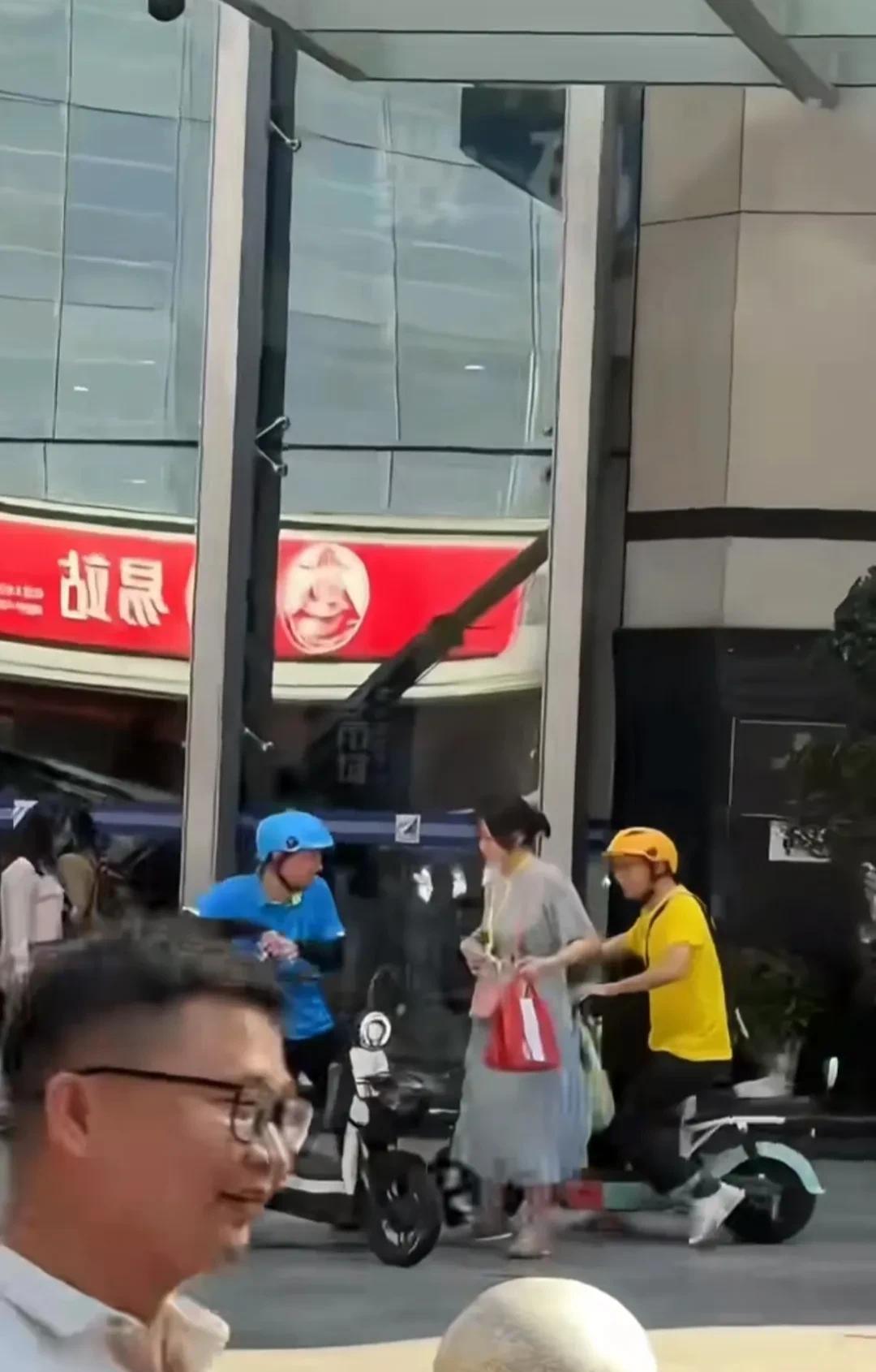 华强北看到闫妮拍戏，站在楼下手忙脚乱从外卖员手中接过一个个包裹，每接过一个包裹，