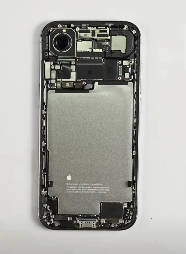 iPhoneAir已经是极限，全硬件定制，电池这弯拐的，不到1mm的缝隙都用电