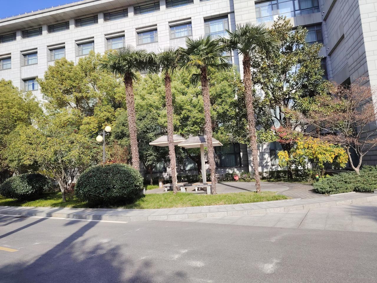 我们从前教书时，用的是单独备课室，备课环境极为安静，能让人独立思考、心无旁骛。临