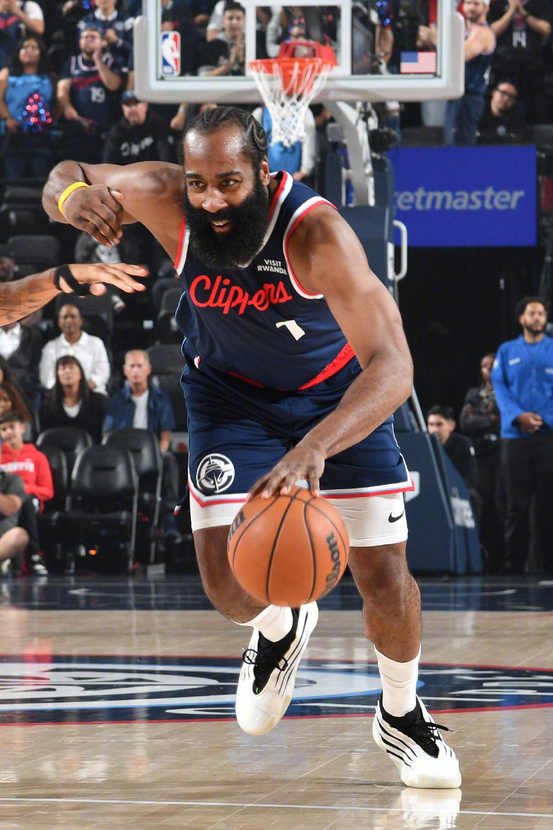 哈登今天真是尽力了！一个人扛起一个队的进攻，都已经打了38分钟，全场23投12