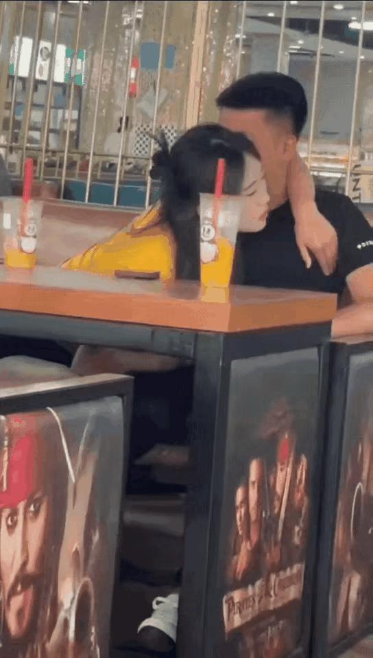 这姑娘怎么了？是身体不舒服？还是说，只是想给男朋友捶腿？有人猜是蜜雪冰城喝