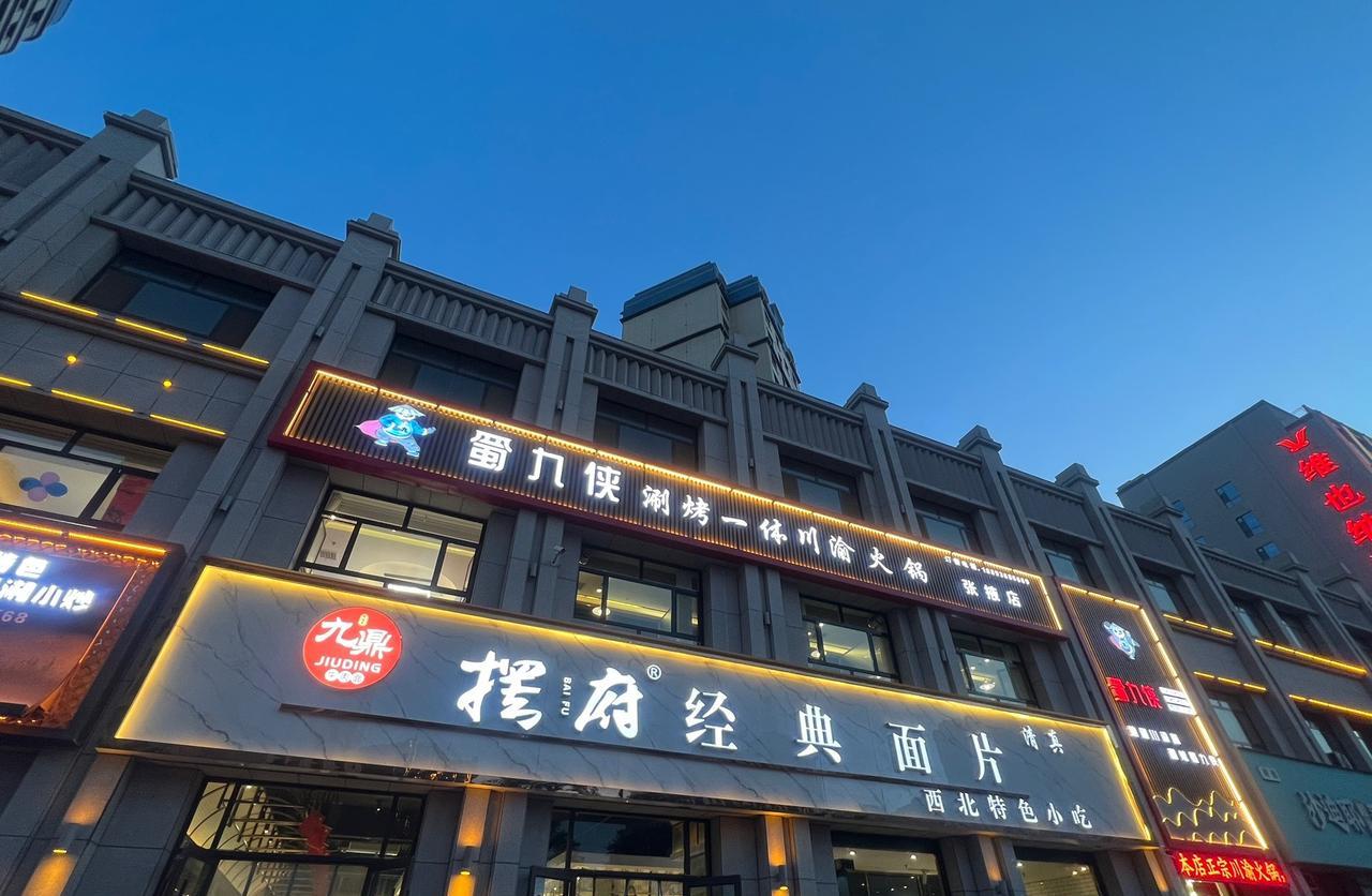 张掖高铁西站对面，有一家摆府清真面片店，除了炒面片，汤面片，其他美食琳琅满目，有