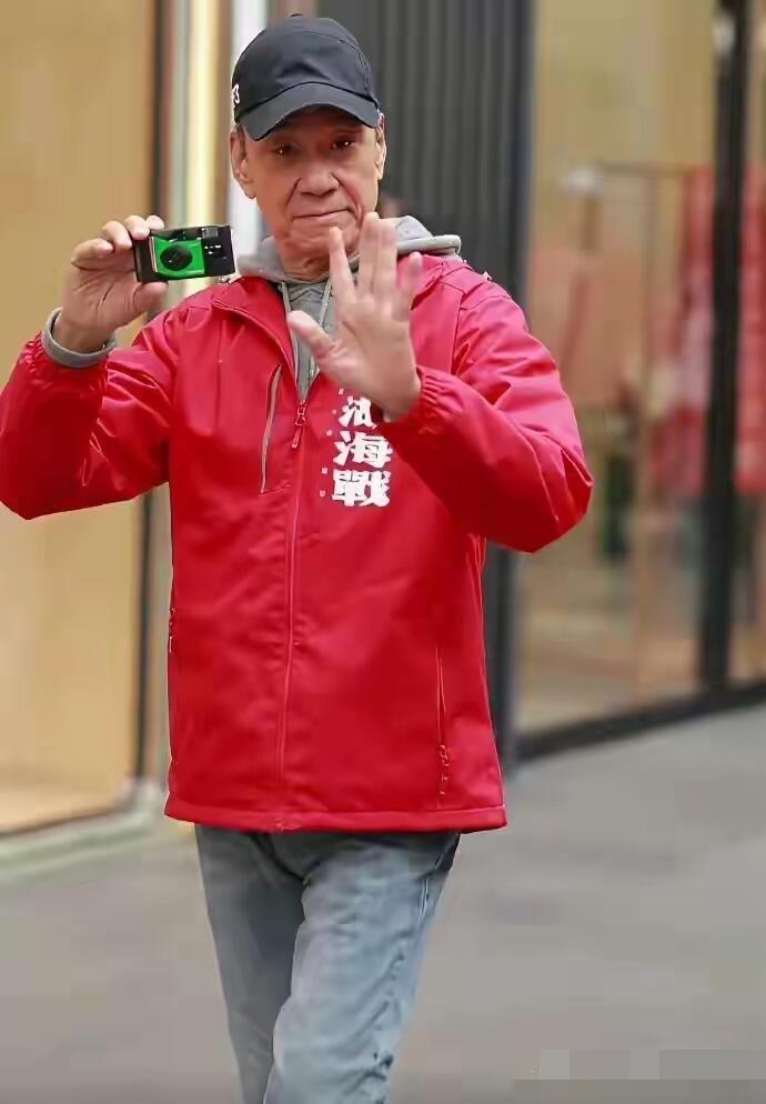 他这走路的姿势挺有气场的，一点也想象不到这是80岁的老年人。身材还比较紧致，皮肤