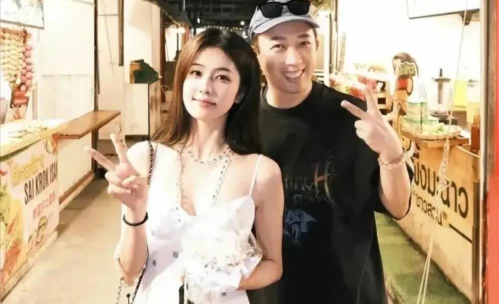 感觉于正真的好宠自己的艺人白鹿与于正（欢娱影视）的合约原定于2025年7