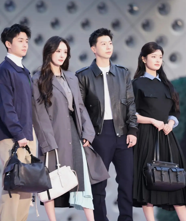 简直要嗑晕了！帅哥美女太养眼！马龙真的是行走的衣架子，这一身即酷帅又儒雅，