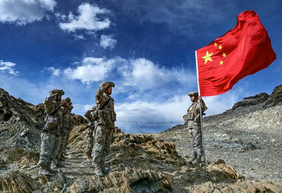 中国精英个顶个爱国，不爱国的大多是窝囊废？近日，爱国大V孤烟暮蝉发文称，美国顶