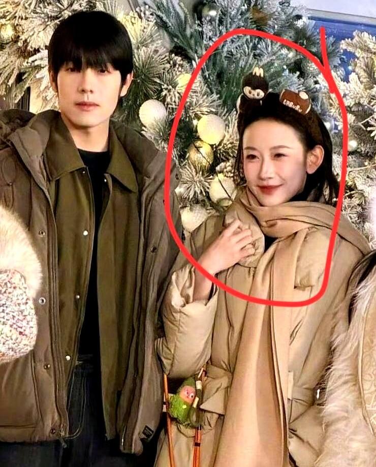 曾辉韩雨桐现在不拍短剧了，他们跑去阿那亚旅行了。这天气确实舒服，不冷不热，两个人