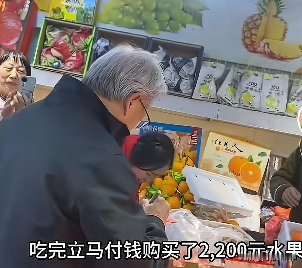 这就是世界首富的实力吗？世界首富黄仁勋在中国逛水果店时，品尝完水果后，直接买了