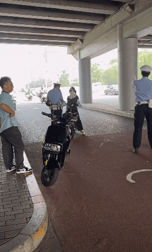 送外卖的不戴头盔可真是不应该了![捂脸哭]