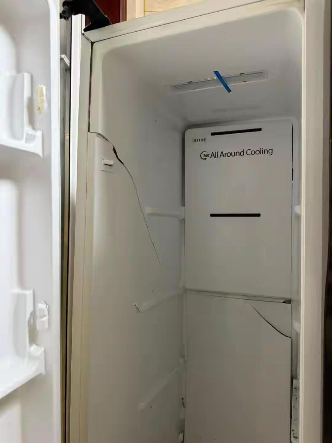 3月24日凌晨，浙江兰溪市纪女士家中传出一声巨响。家人赶到厨房后发现，冰箱被炸得