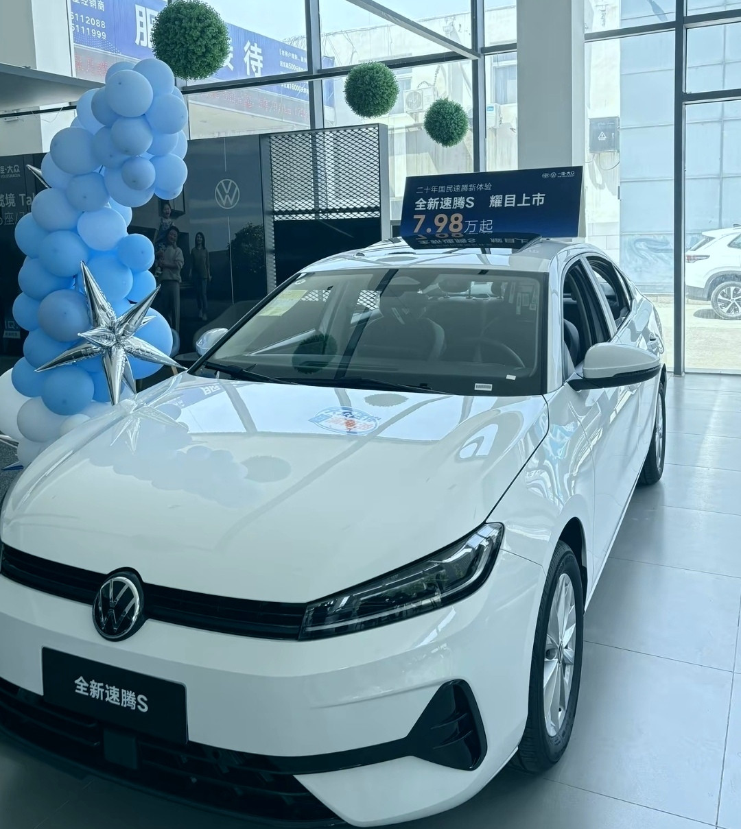 40岁买车别瞎抄底！3个实用避坑法，燃油车降价潮里少亏5万40岁上有老下有