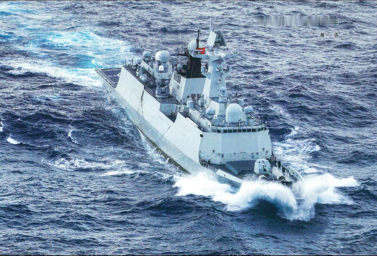 054A型护卫舰从这个角度来看挺不错的。现在054B已经开始服役，054A