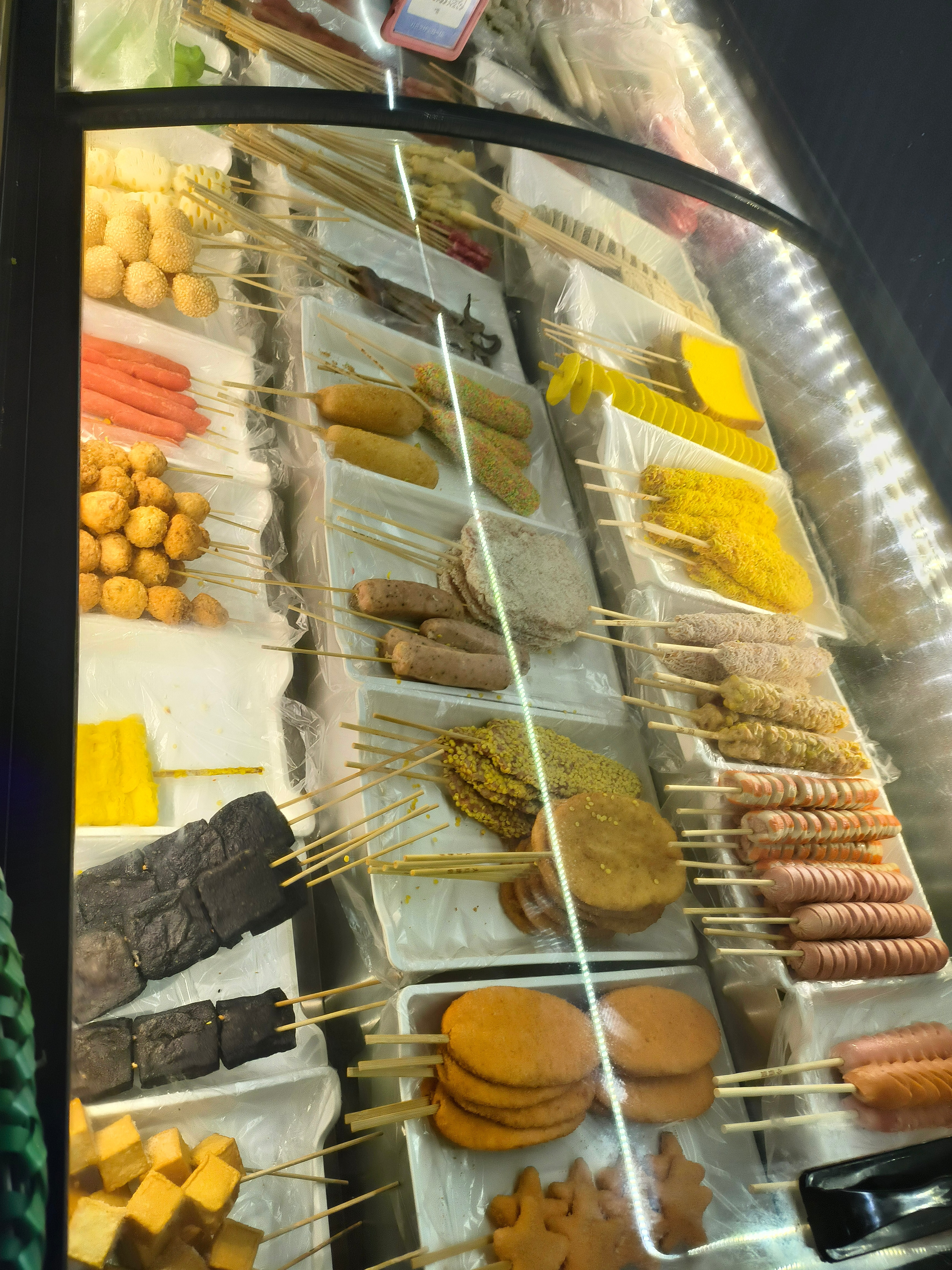 给娃买点宵夜，我是不能再吃了，刚才实在饿的不行了，在店里吃了满满一碗炸酱面，只能