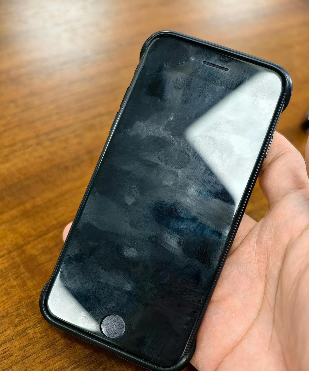 苹果到底有何魔力？同事一款iPhone8用了整整8年现在还在用！这包浆浑厚的