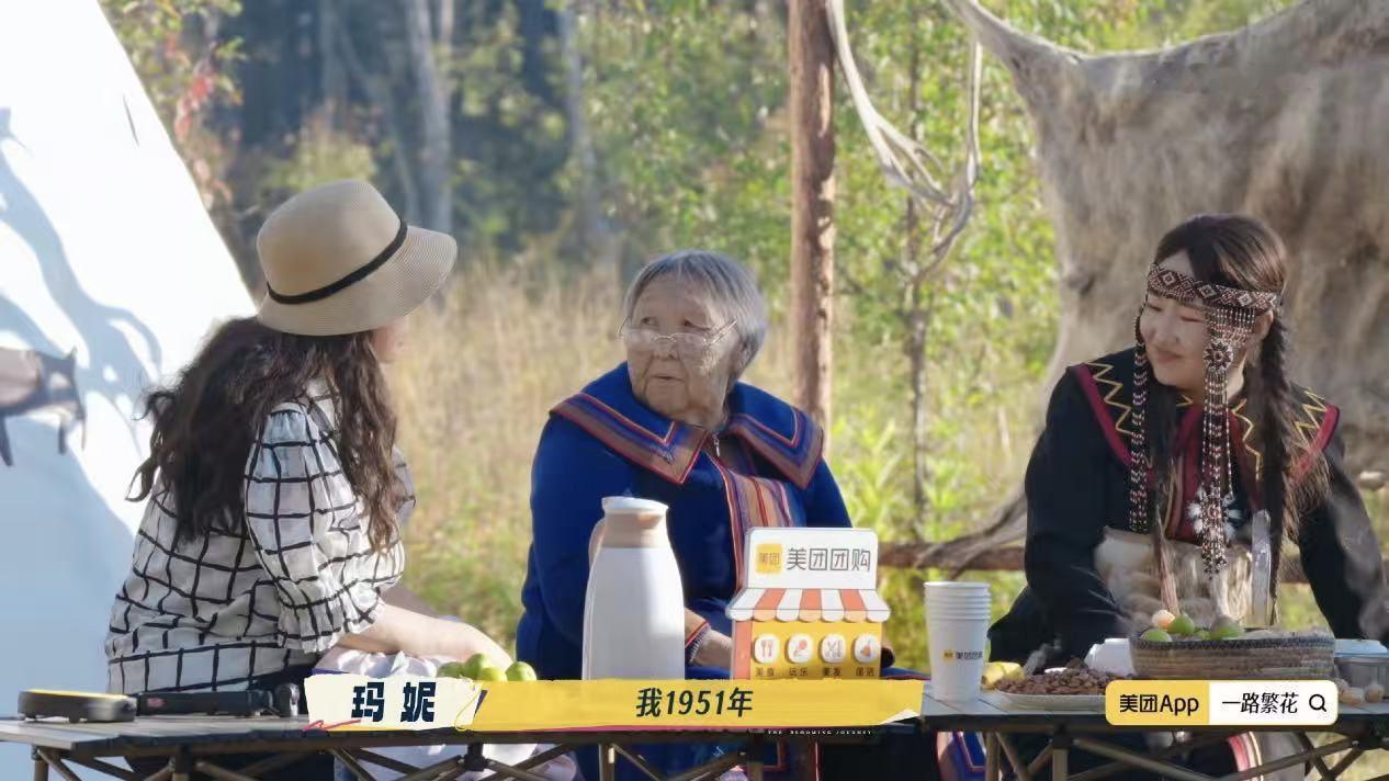 录《一路繁花》的时候，刘晓庆遇到了一个比她还小一岁的奶奶。人家1951年生的