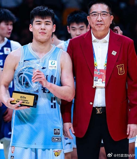 广东宏远男篮成为2026年CBA全明星周末最大赢家，三名球员斩获三项大奖。徐杰当