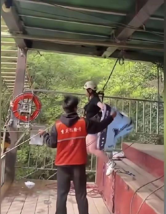 挺魔幻的，景区出事那个女生，父母和景区达成和解，接受景区赔款，结果网友不乐意