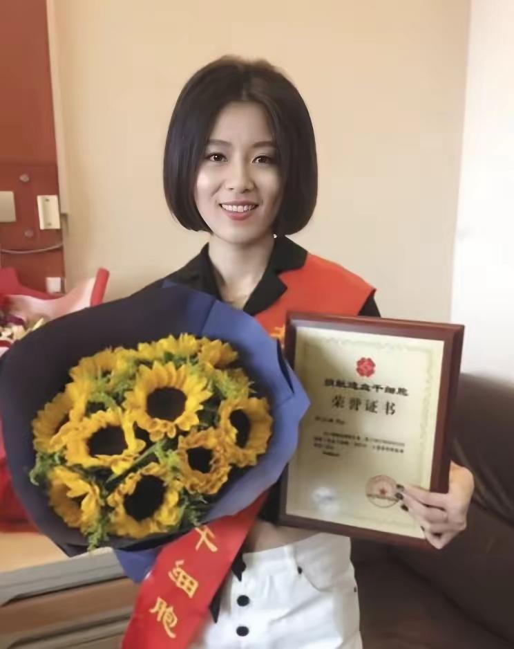 2017年，浙江一位28岁的姑娘捐献骨髓，救活了一个15岁的白血病男孩。没想到几