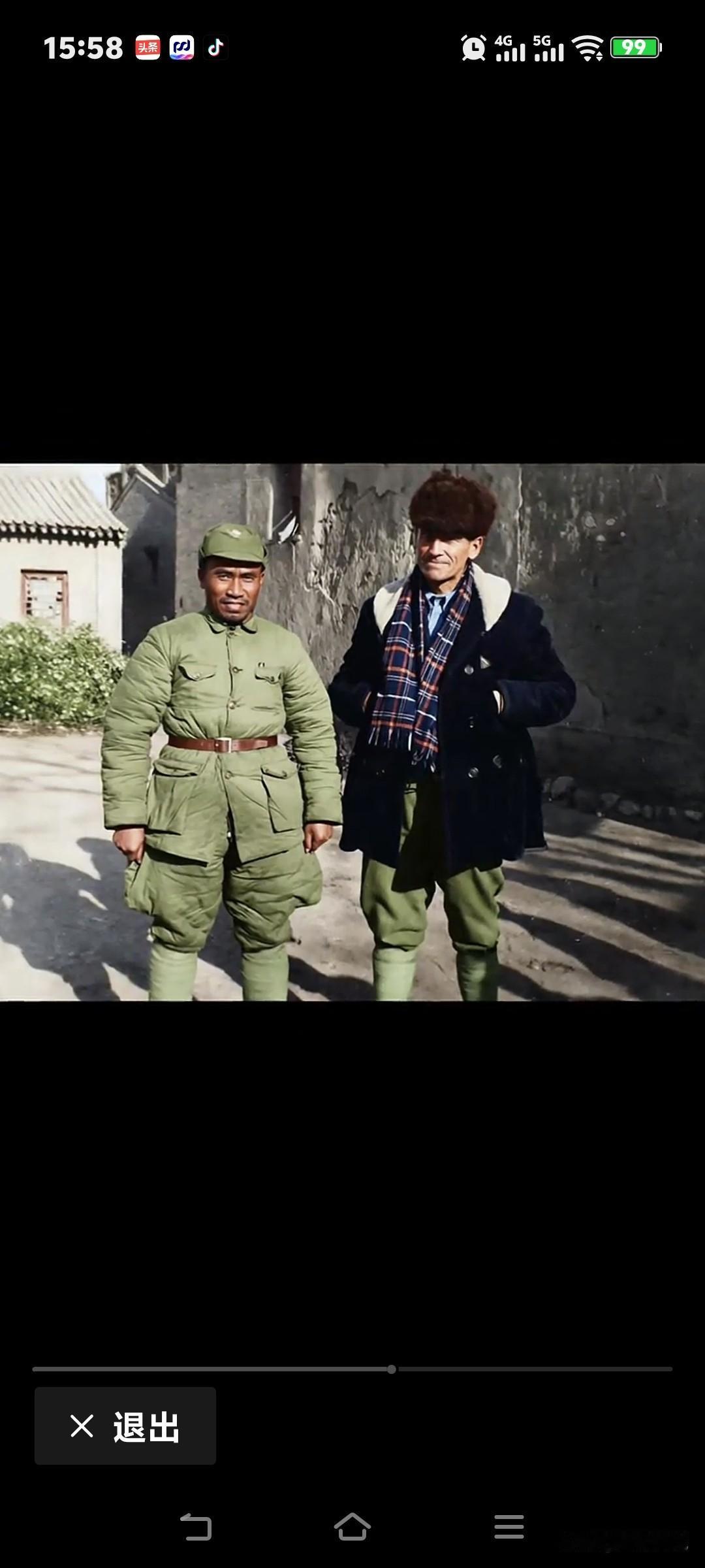 朱总司令与美军陆战队军官卡尔森在山西的珍贵合影，照片中可以看到卡尔森一身休闲，穿