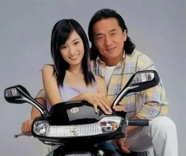 2003年，49岁的成龙和17岁的杨幂拍了一个广告，结账时，成龙拿到了50万，杨