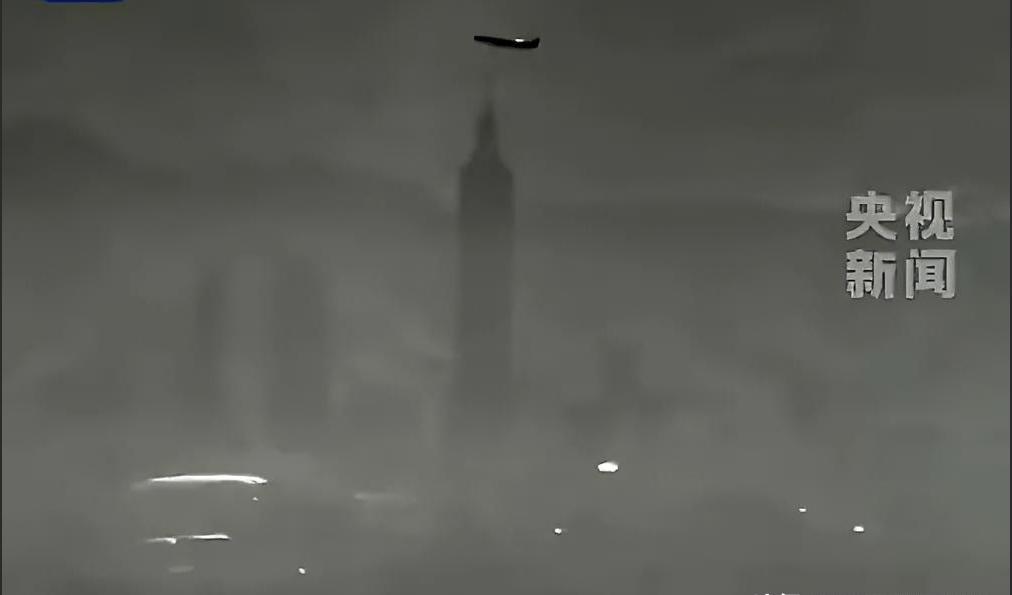 解放军无人机掠过台北上空，镜头定格101大厦的瞬间，谁的心底不起波澜？这帧来自1