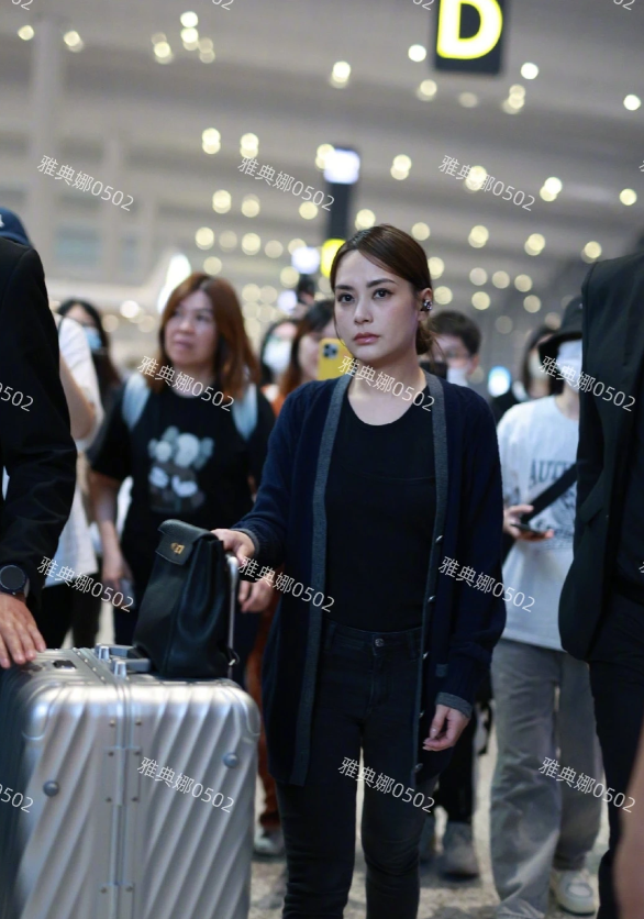 阿娇钟欣潼机场生图，全程黑脸一脸嫌弃十分的不耐烦。一直不太理解她是怎么红这么多